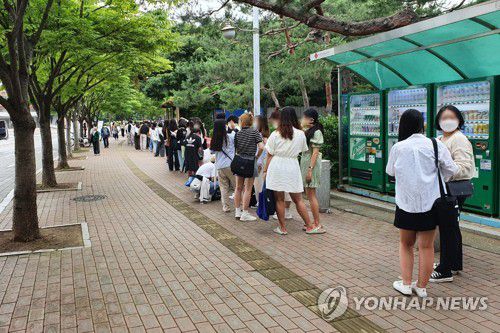 입장 줄도 1m 두기(서울=연합뉴스) 오보람 기자 = 지난 26일 송파구 올림픽공원 88잔디마당에서 열린 '뷰티풀 민트 라이프 2021' 공연을 보기 위해 관객들이 1m 간격을 두고 줄을 서 있다. 2021.6.27 rambo@yna.co.kr