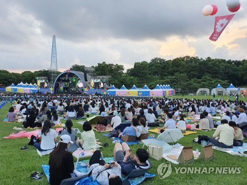 친구끼리는 더 가깝게(서울=연합뉴스) 오보람 기자 = 지난 26일 송파구 올림픽공원 88잔디마당에서 열린 '뷰티풀 민트 라이프 2021'에서 피크닉존에 모인 관객들이 돗자리 위에 앉아 공연을 보고 있다. 2021.6.27 rambo@yna.co.kr
