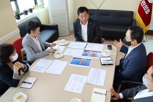28일 울산시 중구 국민의힘 당협 사무실에서 박성민 의원(가운데)이 신세계, 울산혁신도시 발전연합회 관계자 등과 간담회를 하고 있다. [박성민 의원실 제공. 재판매 및 DB 금지]