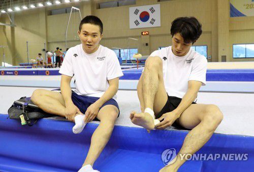 후배와 대화하는 양학선2020년 11월 10일 충북 진천군 진천선수촌에서 대한민국 체육 100년 기념 타임캡슐 매설식 후 열린 국가대표 선수 훈련 공개행사에서 남자체조 양학선이 훈련에 앞서 후배 신재환(왼쪽)과 대화하고 있다. [연합뉴스 자료사진]