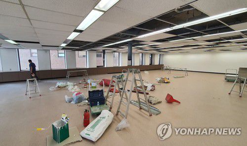 공사 중인 윤석열 전 총장 대선 캠프(서울=연합뉴스) 한상균 기자 = 지난 20일 윤석열 전 검찰총장의 대선 캠프로 알려진 광화문 한 사무실 모습. [연합뉴스 자료사진]