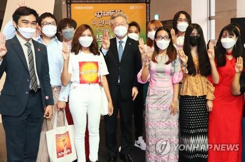 '세 손가락 경례'하는 이재명 경기지사(수원=연합뉴스) 홍기원 기자 = 이재명 경기도지사가 28일 오전 경기도 수원시 경기아트센터에서 열린 '미얀마의 봄 두 번째 이야기-평화사진전' 개막식에서 참석한 미얀마인들과 세 손가락 경례를 하고 있다. 2021.6.28 xanadu@yna.co.kr