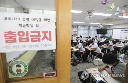 부산 모든 고등학교 대면 수업(부산=연합뉴스) 강덕철 기자 = 부산 지역 모든 고교생이 전면 등교가 시행된 28일 오후 부산 동래구 용인고 3학생들이 수업을 하고 있다. 2021.6.28 kangdcc@yna.co.kr