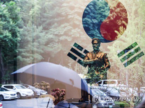 윤석열 대선 출정 기자회견장 장소가 궁금했는데..(서울=연합뉴스) 황광모 기자 = 야권 대선 유력 후보인 윤석열 전 검찰총장의 대권 도전 선언 기자회견이 하루 앞으로 다가온 28일 오후 회견 장소인 서울 서초구 매헌 윤봉길 기념관을 찾은 시민이 휴관을 확인하고 발길을 돌리고 있다. 이 시민은 윤 전 총장의 회견 장소가 이곳인 것을 듣고 매헌기념관을 찾았다 문이 닫힌 것을 보고 돌아갔다.     윤 전 검찰총장은 29일 '윤석열이 국민 여러분께 말씀드리는 자리'라는 타이틀로 이곳에서 사실상 대선 출정식을 가질 예정이다. 2021.6.28 hkmpooh@yna.co.kr