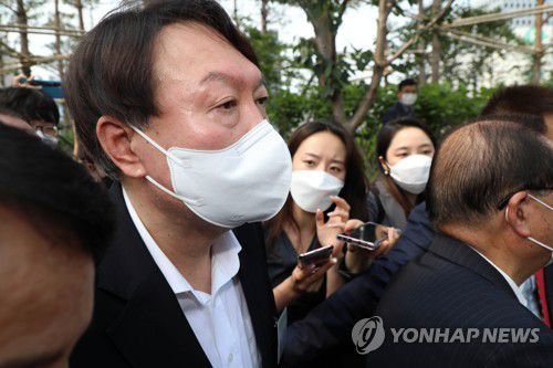 취재진 질문받는 윤석열(서울=연합뉴스) 임화영 기자 = 윤석열 전 검찰총장이 지난 9일 오후 서울 중구 남산예장공원에서 열린 독립운동가 우당 이회영 선생 기념관 개관식에 참석하기 위해 이동 중 취재진의 질문을 듣고 있는 모습. [연합뉴스 자료사진]