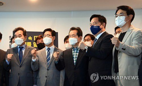 함께 모인 민주당 대선주자들더불어민주당 대선주자인 이낙연 전 대표(왼쪽부터), 양승조 충남지사, 정세균 전 국무총리, 김두관, 박용진 의원이 지난 6월 23일 서울 여의도 마리나 컨벤션센터에서 열린 양승조 충청남도 도지사 출판 기념회에서 함께 기념촬영을 하고 있다. [연합뉴스 자료사진]