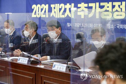 추경안 당정협의에서 발언하는 박완주 정책위의장(서울=연합뉴스) 하사헌 기자 = 더불어민주당 박완주 정책위의장이 29일 국회 의원회관에서 열린 2021 제2차 추가경정예산안 당정협의에 참석해 발언하고 있다. 2021.6.29 toadboy@yna.co.kr