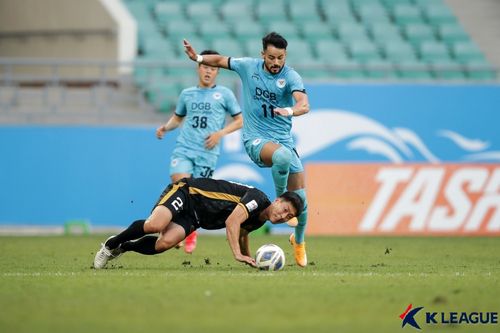 상대 선수와 볼 다투는 세징야[한국프로축구연맹 제공. 재판매 및 DB 금지]