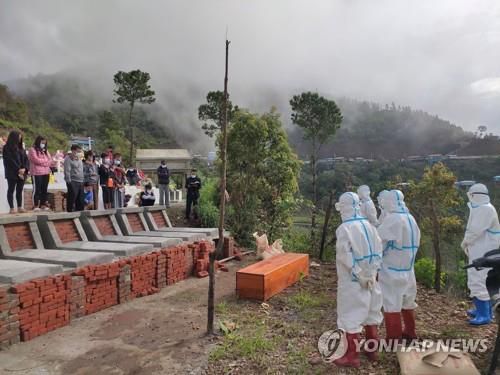 서부 친주에서 코로나19로 숨진 이의 관을 공동묘지에 묻는 모습[CHINLAND HERALD DAILY NEWS 제공/AFP=연합뉴스. 재판매 및 DB 금지]
