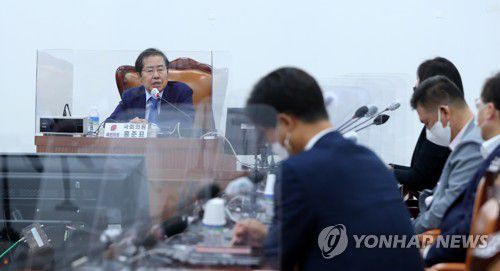 국민의힘 초선 의원 모임 강연 나선 홍준표 의원(서울=연합뉴스) 안정원 기자 = 국민의힘 홍준표 의원이 30일 오전 서울 여의도 국회에서 열린 국민의힘 초선 의원 모임인 '명불허전보수다'에서 '정상국가로 가는 길'을 주제로 강연하고 있다. 2021.6.30 jeong@yna.co.kr