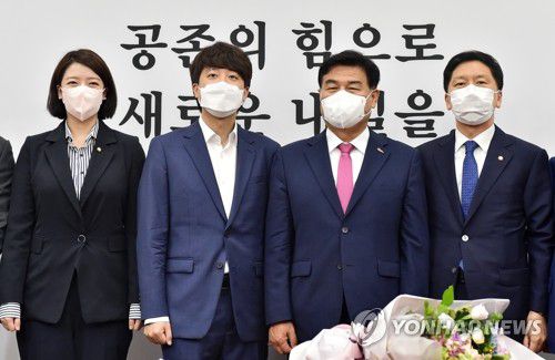 심규언 동해시장 입당식에서 기념촬영하는 이준석 대표(서울=연합뉴스) 하사헌 기자 = 국민의힘 이준석 대표와 김기현 원내대표가 1일 국회에서 최고위원회의에 앞서 열린 심규언 동해시장 입당식에서 기념촬영을 하고 있다. 2021.7.1 toadboy@yna.co.kr