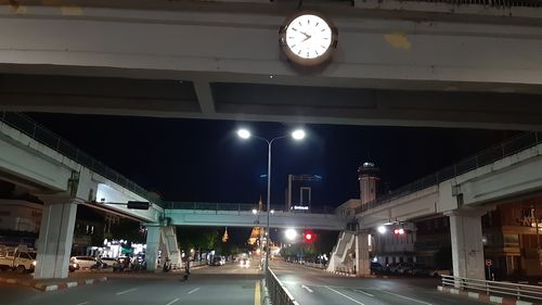 낮에 가득 찼던 차량이 보기 드문 8시쯤의 술레 파고다 길. 2021.6.30.[양곤=연합뉴스 이정호 통신원]