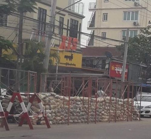 양곤 북오깔라빠의 약궤 앞 바리케이드. 2021.7.1.[양곤=연합뉴스 이정호 통신원]