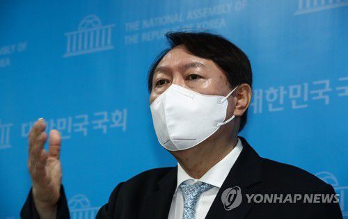 윤석열 전 검찰총장(서울=연합뉴스) 안정원 기자 = 사진은 윤석열 전 검찰총장이 지난달 30일 서울 여의도 국회 소통관을 방문, 출입기자 등과 인사를 마친 뒤 기자들의 질문에 답하고 있는 모습. [연합뉴스 자료사진]