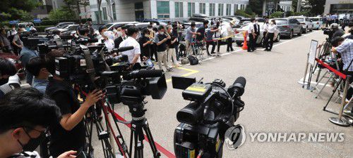 윤석열 전 검찰총장 장모 오늘 1심 선고공판(의정부=연합뉴스) 홍해인 기자 = 불법 요양병원을 개설하고 요양급여를 편취한 혐의를 받는 윤석열 전 검찰총장의 장모 최모 씨의 1심 선고공판이 열리는 2일 의정부지법에서 취재진이 대기하고 있다. 2021.7.2 hihong@yna.co.kr