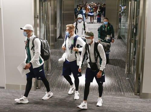 (나리타공항 교도=연합뉴스) 아일랜드 도쿄올림픽 선수단이 지난 1일 일본 나리타공항에 도착한 뒤 올림픽 관계자 전용 통로를 거쳐 이동하고 있다. photo@yna.co.kr