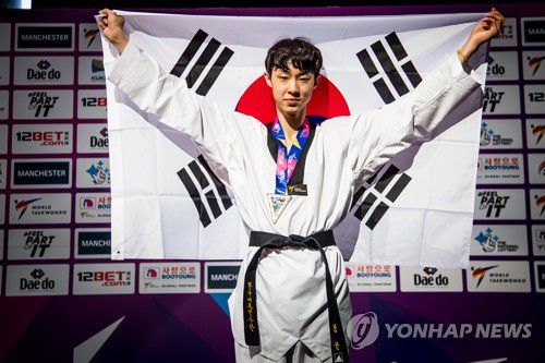 우승 세리머니 하는 장준.장준이 영국 맨체스터에서 열린 2019 세계태권도연맹(WT) 세계선수권대회 남자 58㎏급에서 우승한 뒤 세리머니 하는 모습. [세계태권도연맹 제공. 재판매 및 DB 금지]