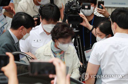 윤석열 장모 징역 3년 실형…법정 구속(의정부=연합뉴스) 홍해인 기자 = 요양병원을 개설하고 요양급여를 편취한 혐의를 받는 윤석열 전 검찰총장의 장모 최모 씨가 2일 경기도 의정부시 가능동 의정부지방법원에서 열린 1심 선고공판에 출석하고 있다.       이날 법원은 최씨에게 징역 3년 실형을 선고하고 최씨를 법정구속했다. 2021.7.2 hihong@yna.co.kr