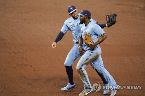 5회말 기막힌 송구를 선보인 에르난데스(오른쪽)와 축하하는 스프링어[AP=연합뉴스]