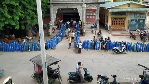오전부터 산소통을 채우기 위해 늘어선 줄. [SNS/이라와디 캡처]