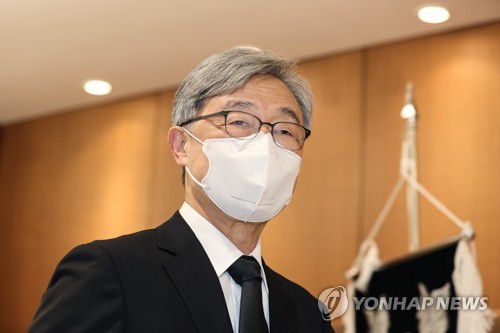 부친 빈소 향하는 최재형 전 감사원장최재형 전 감사원장이 지난 8일 오전 서울 서대문구 신촌세브란스병원 장례식장에 마련된 부친의 빈소로 향하고 있다. [연합뉴스 자료사진]