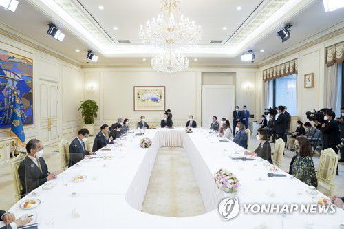 미 의회 코리아스터디 그룹 대표단 접견하는 문 대통령(서울=연합뉴스) 최재구 기자 = 문재인 대통령이 9일 청와대 본관에서 미 의회 코리아스터디 그룹(CSGK) 대표단을 접견, 발언하고 있다. jjaeck9@yna.co.kr