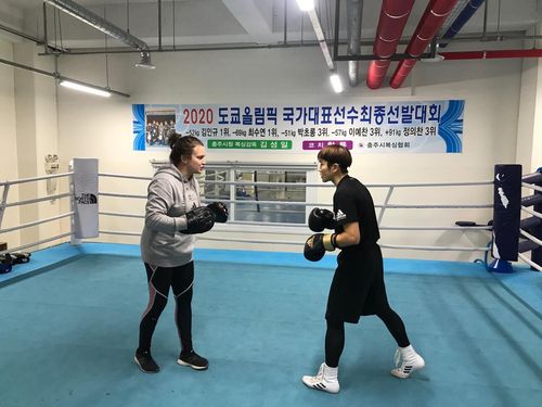 아리안 포틴 코치와 훈련하는 오연지[대한복싱협회 제공. 재판매 및 DB 금지]