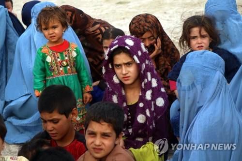 고향 떠나 임시 대피소 생활중인 아프간인들[EPA=연합뉴스]