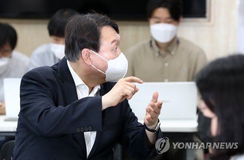 메모지 찾는 윤석열(대전=연합뉴스) 김준범 기자 = 윤석열 전 검찰총장이 6일 오후 대전시 유성구 어은동 카이스트에서 학생들을 만나 탈원전 정책에 관한 의견을 나누던 중 메모지를 찾고 있다. 2021.7.6 psykims@yna.co.kr