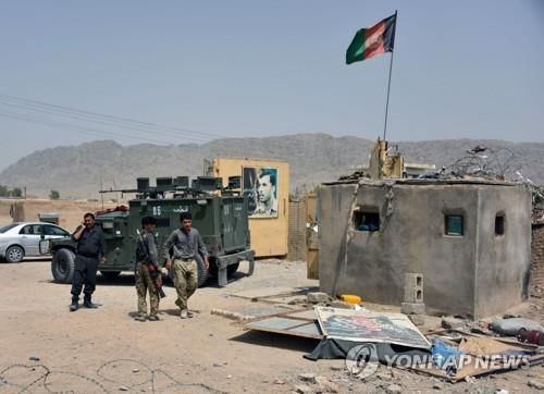 아프가니스탄 남부 칸다하르에서 차량폭탄 공격 현장을 살펴보는 정부 측 치안 병력. [로이터=연합뉴스]