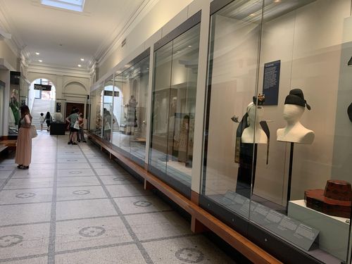 V&A 박물관 한국실(런던=연합뉴스) 최윤정 특파원 = 영국 런던 V&A 박물관 한국실에서 관람객들이 전시를 둘러보고 있다.2021.07.11.