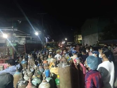 양곤 시내에서 전날 밤 시민들이 산소통에 산소를 채우려 줄 선 모습[SNS 캡처. 재판매 및 DB 금지]