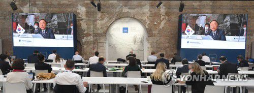 발언하는 홍남기 부총리(서울=연합뉴스) 홍남기 부총리 겸 기획재정부 장관이 10일(현지시간) 이탈리아 베네치아 아르세날레 회의장에서 열린 G20 재무장관·중앙은행총재회의에 참석해 제3세션 '경제회복을 위한 정책'에서 발언하는 모습이 모니터로 중계되고 있다. 2021.7.10     [기획재정부 제공. 재판매 및 DB 금지] photo@yna.co.kr