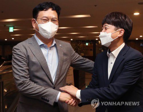 만찬 회동 마치고 인사하는 송영길 대표와 이준석 대표(서울=연합뉴스)  하사헌 기자 = 더불어민주당 송영길 대표와 국민의힘 이준석 대표가 12일 서울 여의도의 한 식당에서 만찬 회동을 마친 후 인사하고 있다. 2021.7.12 toadboy@yna.co.kr