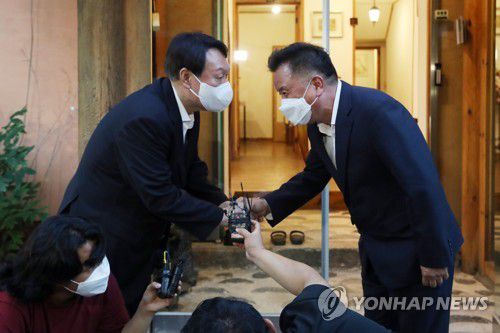 악수하는 윤석열과 김영환(서울=연합뉴스) 윤석열 전 검찰총장과 김영환 전 의원이 8일 서울 종로구 한 음식점에서 만찬 회동을 마친 후 악수하고 있다. 2021.7.8 [국회사진기자단] toadboy@yna.co.kr