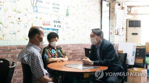 자영업자 어려움 청취하는 윤석열(서울=연합뉴스) 윤석열 예비후보가 12일 오후 서울 용산구 삼각지역 인근의 한 한식백반 전문점을 방문, 사장 부부를 만나 애로사항을 청취하고 있다. 2021.7.12 [윤석열 예비후보 측 제공. 재판매 및 DB 금지] toadboy@yna.co.kr