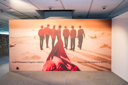 '한국 : 입체적 상상' 전시회장에 설치된 그룹 방탄소년단(BTS) 사진[한국콘텐츠진흥원 제공. DB 및 재판매 금지]