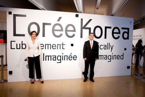 오드레 아줄레 유네스코 사무총장과 김동기 유네스코 한국대표부 대사(파리=연합뉴스) 현혜란 특파원 = 오드레 아줄레(왼쪽) 유네스코(UNESCO) 사무총장이 13일(현지시간) 오후 파리 유네스코 본부에 마련된 '한국: 입체적 상상' 전시회장에서 김동기 유네스코 한국대표부 대사와 함께 기념사진을 촬영하고 있다. 2021.7.13 [주프랑스 한국문화원 제공. DB 및 재판매 금지]