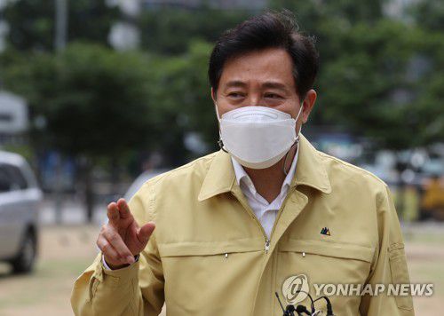 선별진료소 방문한 오세훈 서울시장오세훈 서울시장이 7월 9일 오전 서울 용산구 용산역 임시선별진료소를 방문해 관계자들과 대화하고 있다. 2021.7.9 [연합뉴스 자료사진]