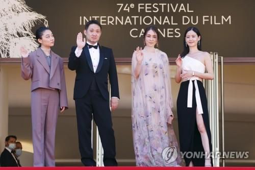 레드카펫 선 '드라이브 마이 카' 감독과 배우들[로이터=연합뉴스]