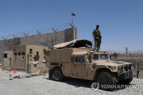 미군 떠난 기지 지키는 아프간 정부군 병사 [바그람 AFP=연합뉴스]