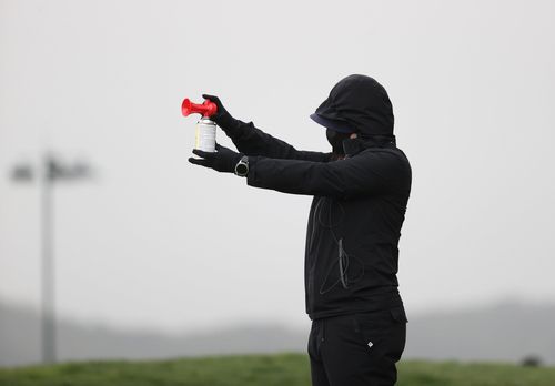 KLPGA투어 경기위원이 경기 중단을 알리는 혼을 울리고 있다.[KLPGA 제공. 재판매 및 DB 금지]