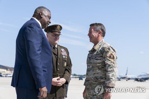 스콧 밀러 전 사령관(오른쪽) 맞아들이는 오스틴 국방장관(왼쪽)과 밀리 합참의장[AP=연합뉴스]