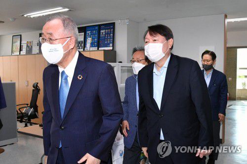 반기문 전 UN 사무총장 예방하는 윤석열 전 검찰총장(서울=연합뉴스) 윤석열 전 검찰총장(오른쪽)이 15일 서울 종로구 경희궁길 반기문재단에서 반기문 전 UN 사무총장을 예방하고 있다. 2021.7.15 [국회사진기자단] toadboy@yna.co.kr