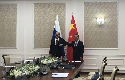 우즈벡 타슈켄트에서 회동한 라브로브 러 외무장관(왼쪽)과 왕이 중국 외교부장[타스=연합뉴스]