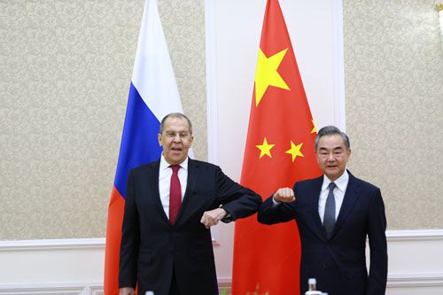 우즈베키스탄에서 만난 왕이 부장(오른쪽)과 라브로프 장관[중국 외교부 제공]