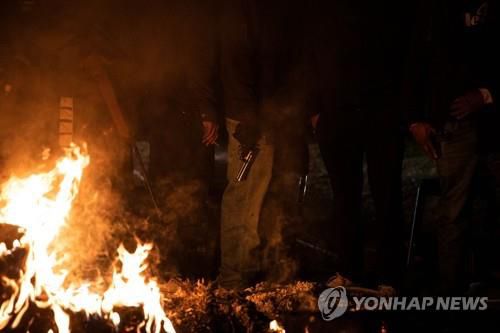 15일 더반 북부 피닉스 타운십 도로에서 무장한 채 약탈 경계를 서는 주민들[AFP=연합뉴스]
