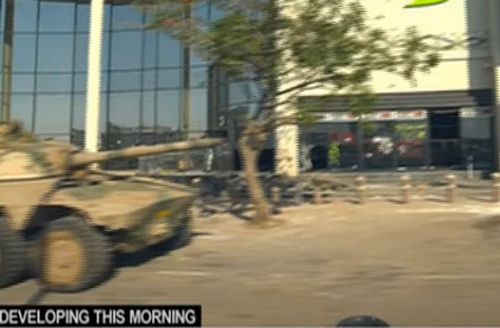 콰줄루나탈 라마포사 대통령 방문 현장 부근의 탱크[SABC 방송 유튜브 캡처, 재판매 및 DB 금지]