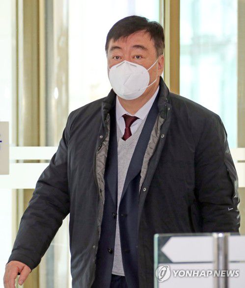 외교부 들어서는 싱하이밍 주한중국대사싱하이밍 주한중국대사가 2021년 1월 7일 오전 노규덕 한반도본부장을 만나기 위해 서울 도렴동 외교부청사에 들어서고 있다. [연합뉴스 자료사진]