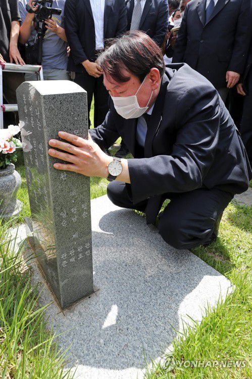 윤석열, 5·18민주묘지 방문(광주=연합뉴스) 박철홍 기자 = 대선 예비후보인 윤석열 전 검찰총장이 17일 오전 광주 북구 국립 5·18민주묘지에서 열사 묘역을 참배하고 있다. 2021.7.17 pch80@yna.co.kr